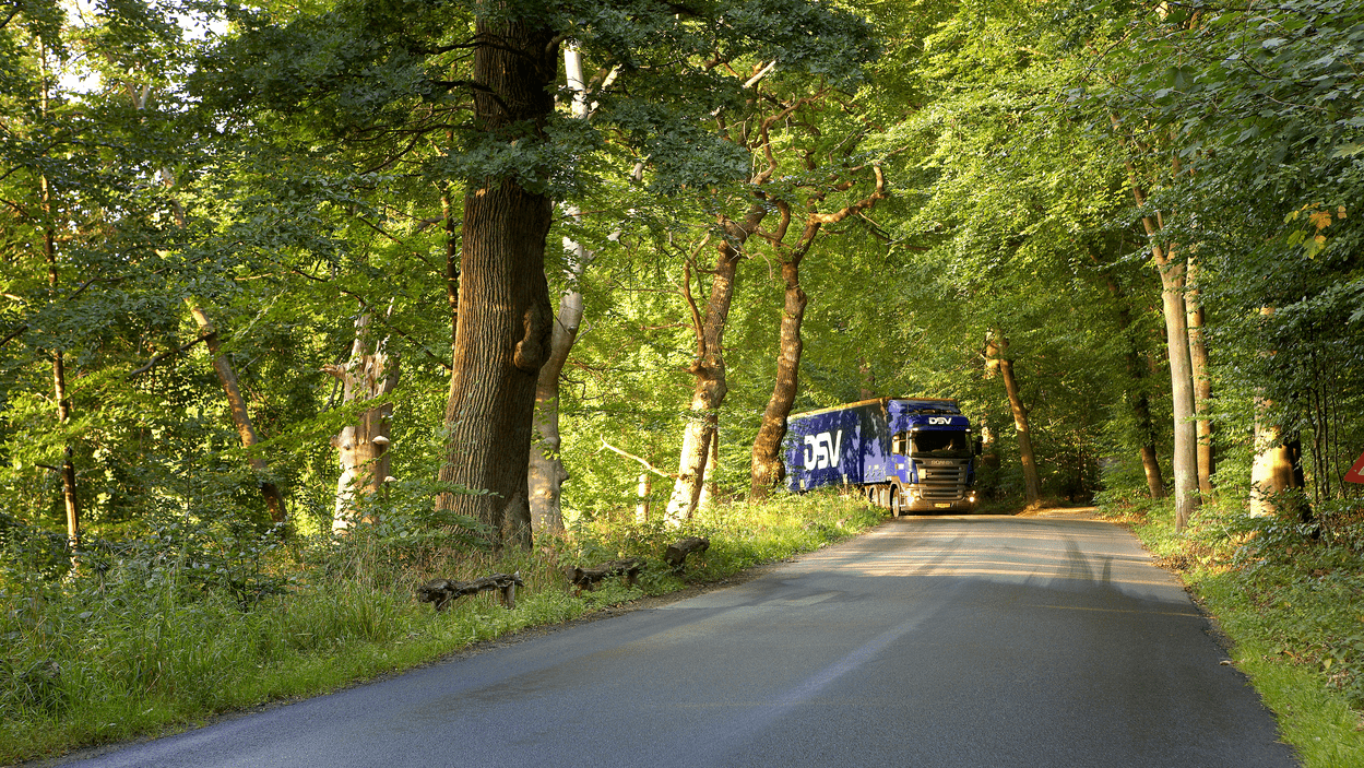 DSV trailer kjører gjennom skog.